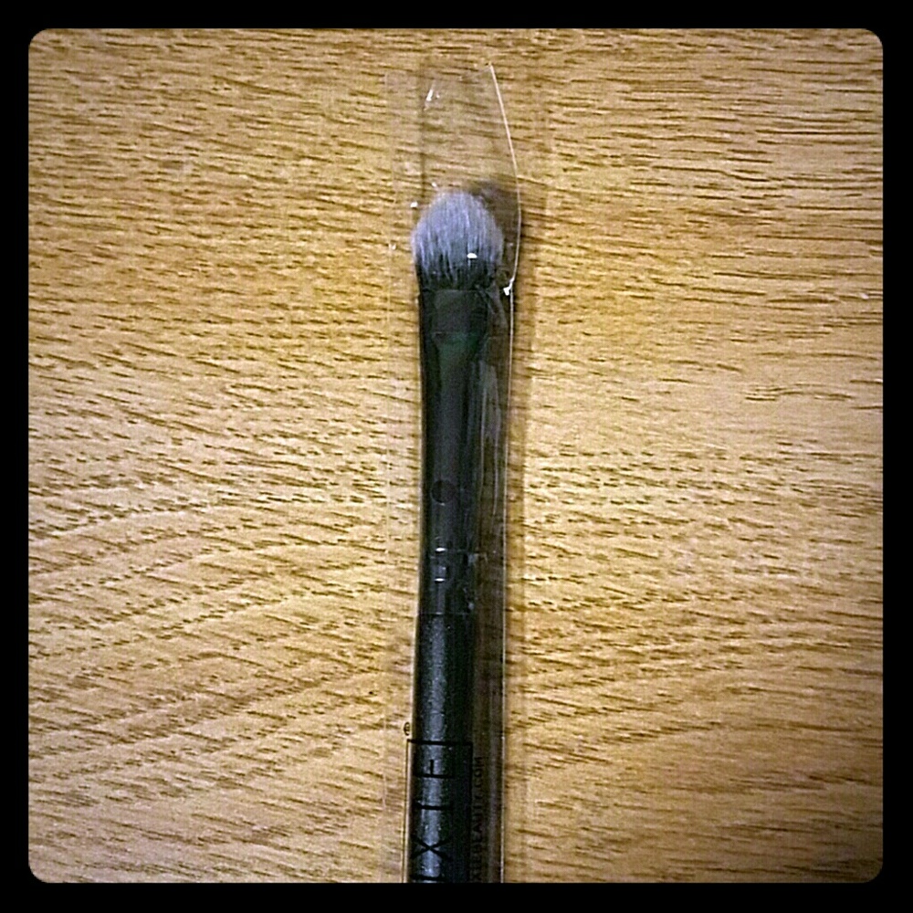 NWOT Luxie Eyeshadow Brush